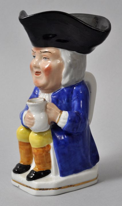 Kleiner Figurenkrug/ Toby jug, Sitzendorf/ Thüringen, E. 19./ Anf. 20. Jh.Porzellan, polychrom