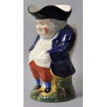 Figurenkrug/ Toby Jug, 19./ 20. Jh.Steingut, polychrom bemalt/ Schwammdruck, Goldrand. Figur eines