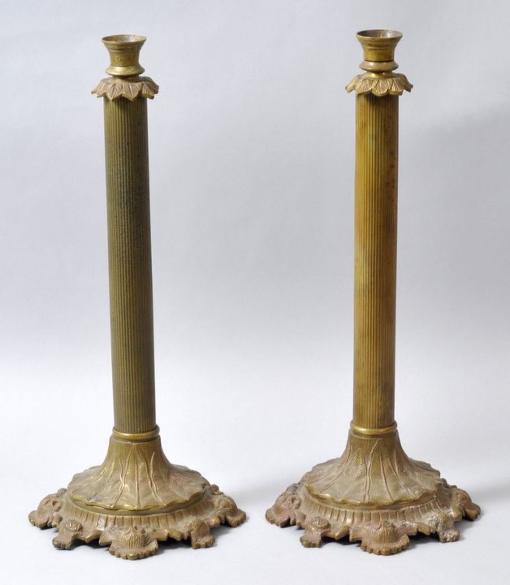 Paar Lampenfüße, EmpirestilMessing/ Bronze, gegossen, floral reliefierter Stand, kannelierter