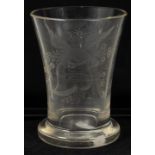Becherglas, 1. H. 19. Jh.farbloses Glas, auf der Schauseite der Wandung feine Mattschnitt-