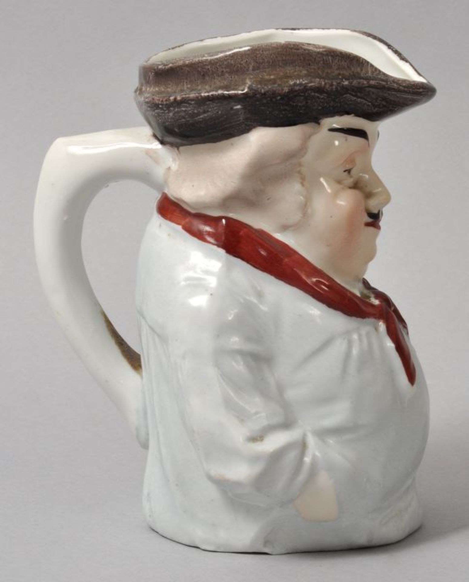 Figurenkrug/ charakter jug, England (?), 19. Jh.Porzellan, polychrom bemalt. Figur eines - Bild 2 aus 2