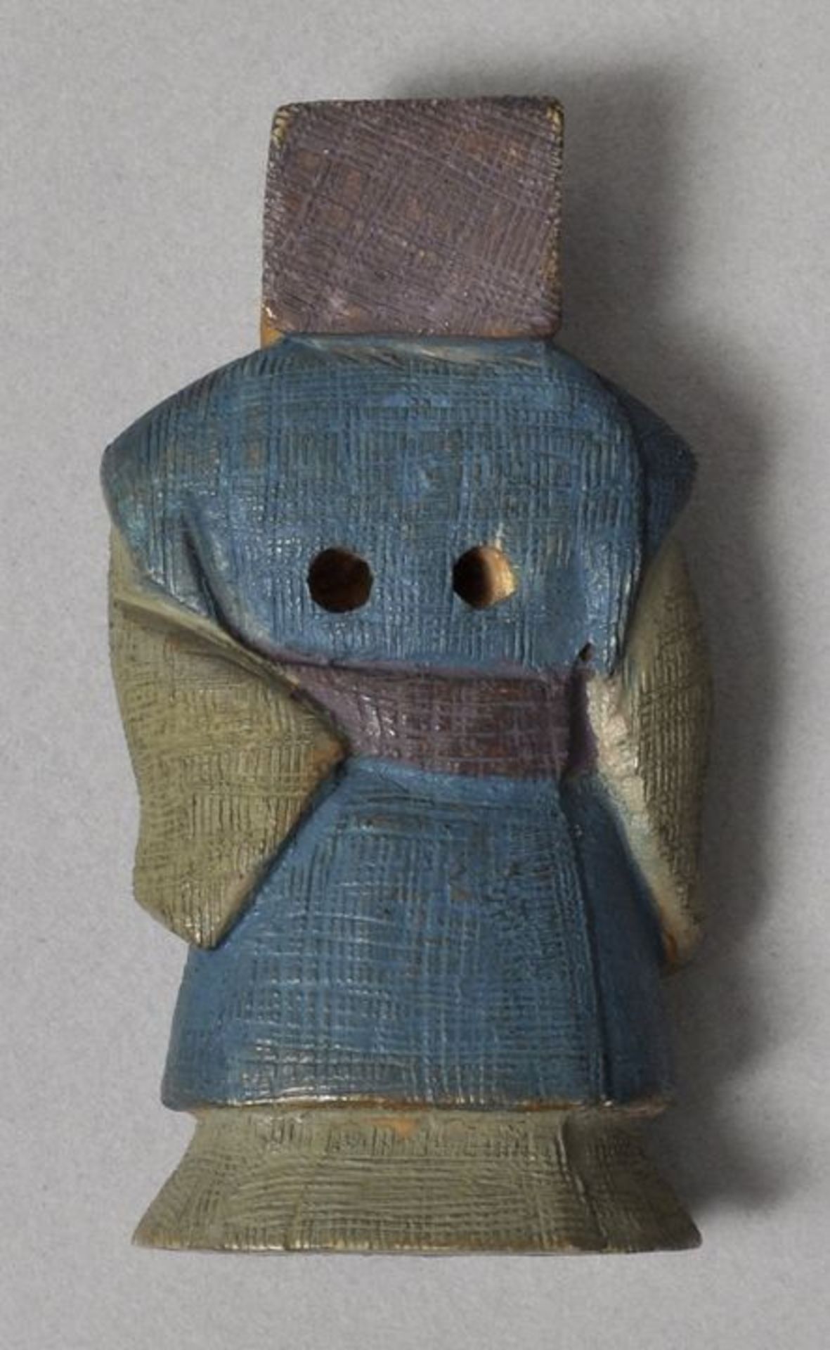 Netsuke, Japan, wohl Anf. 20. Jh.Elfenbein, geschnitzt, farbig gefasst. Gelehrter. H. 49 mm - Bild 2 aus 2
