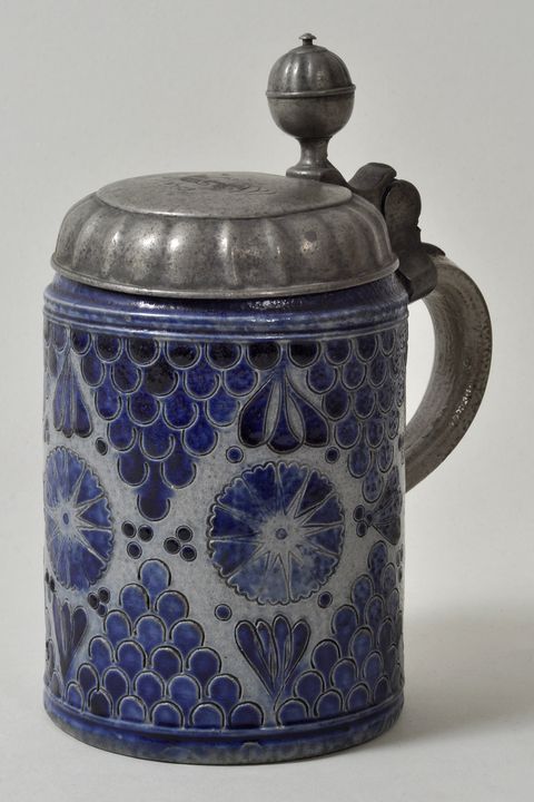 Humpen, Westerwald, um 1770Graues, salzglasiertes Steinzeug, blau bemalt. Zylindrisch mit