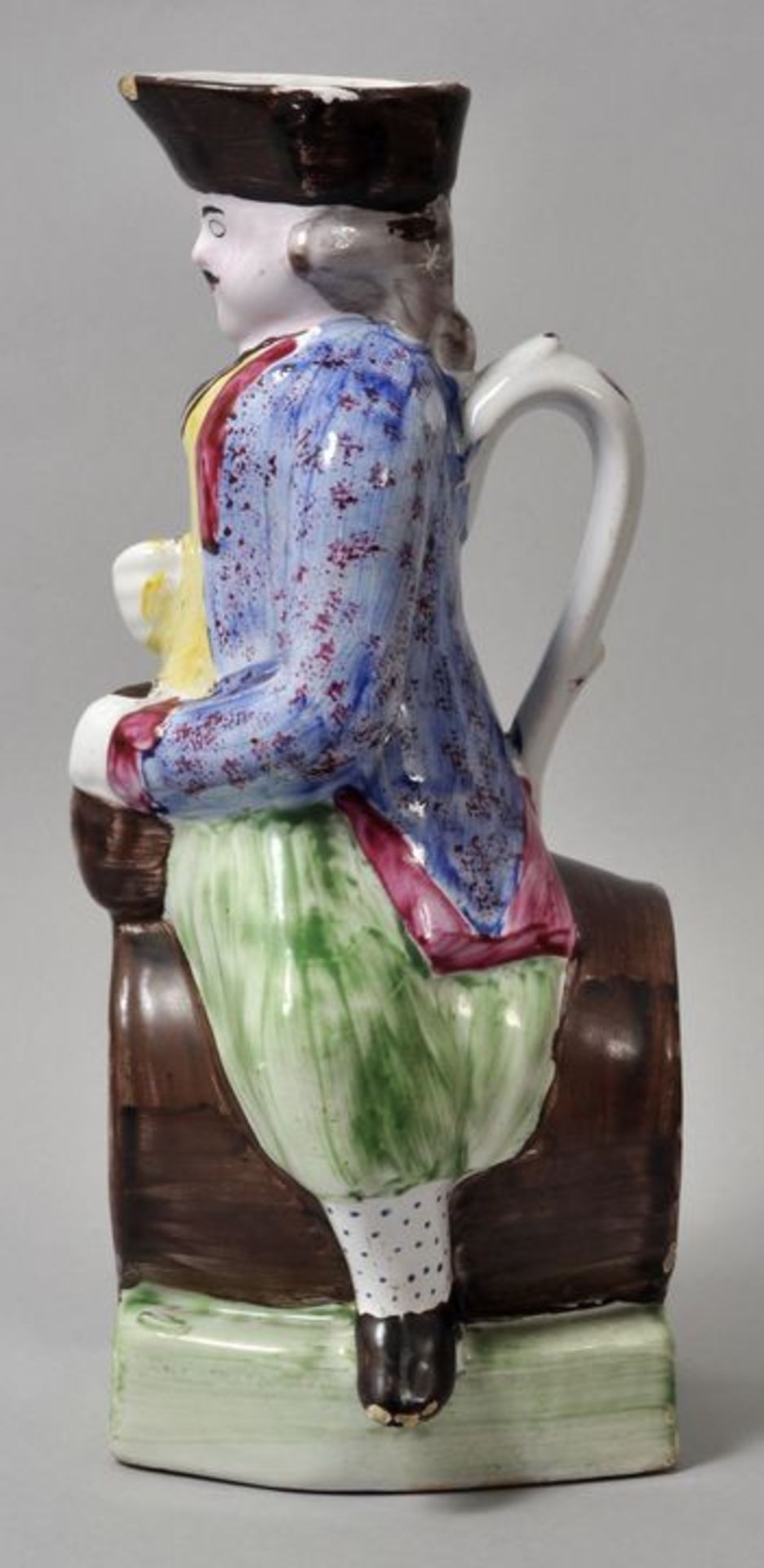 Figurenkrug/ Toby jug, wohl England, 19. Jh.Keramik, polychrome Bemalung. Gestalt eines Mannes mit - Bild 2 aus 3