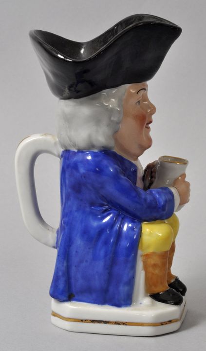 Kleiner Figurenkrug/ Toby jug, Sitzendorf/ Thüringen, E. 19./ Anf. 20. Jh.Porzellan, polychrom - Image 2 of 2