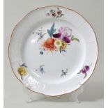 Teller, Meissen, um 1770Reliefzierrat Altozier, bunte Blumenmalerei (Bukett seitlich und gestreute