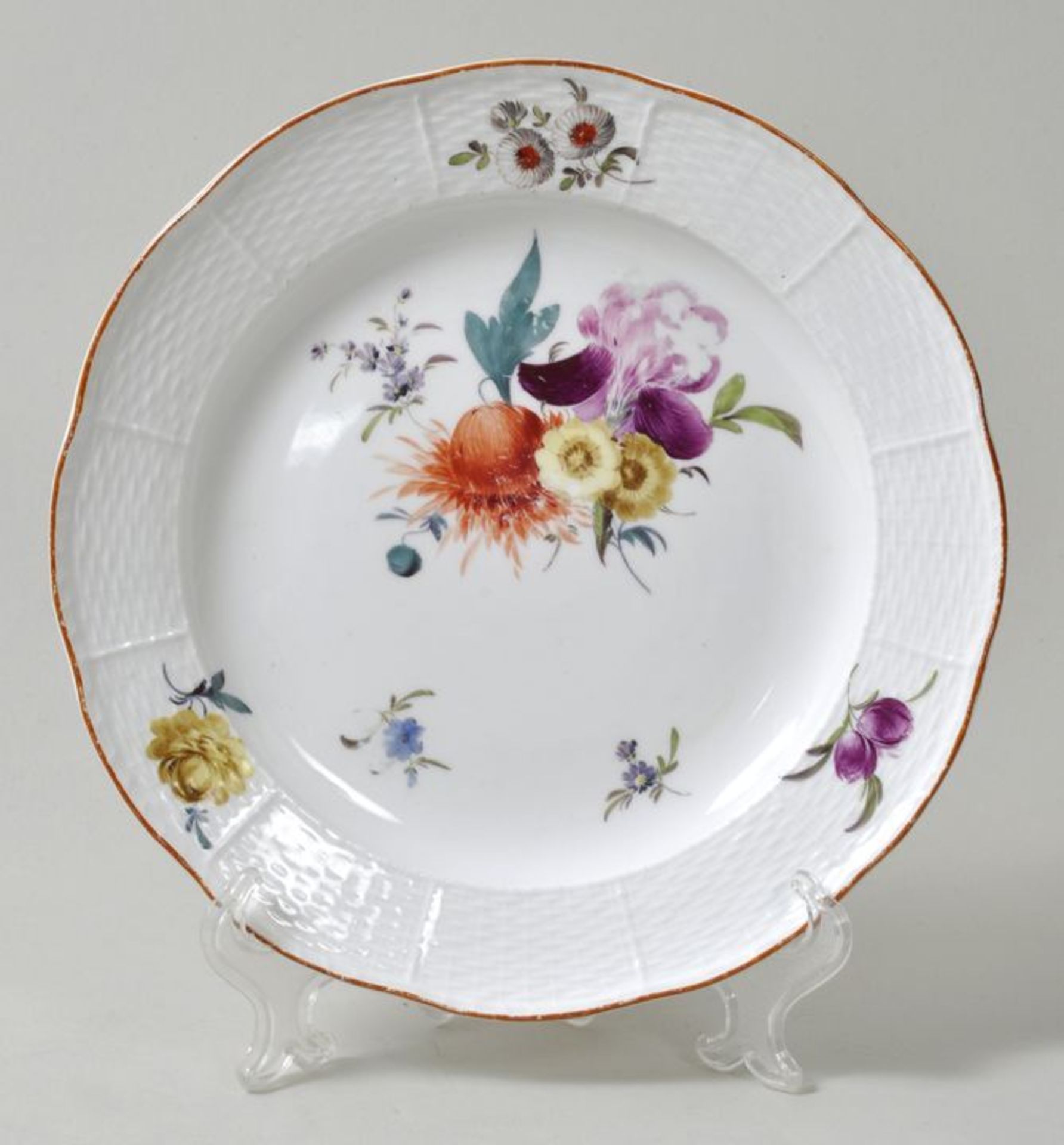 Teller, Meissen, um 1770Reliefzierrat Altozier, bunte Blumenmalerei (Bukett seitlich und gestreute