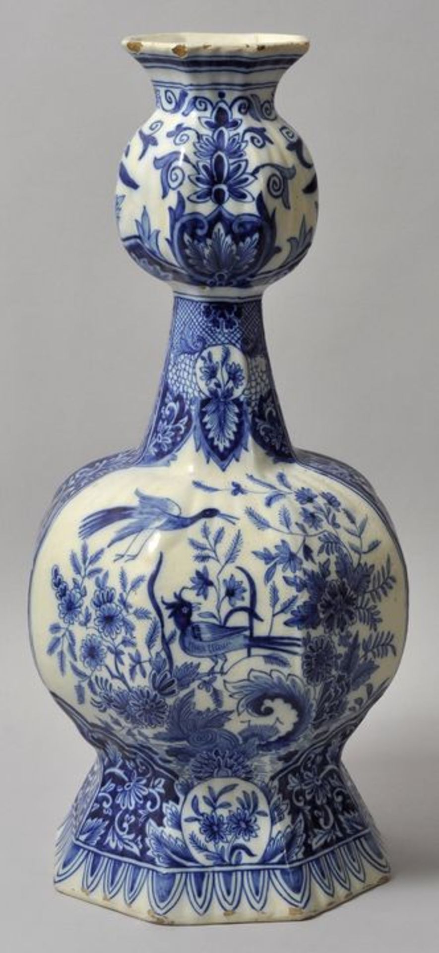 Vase, sog. Knubbelflasche, Delft, um 1700Fayence, in Blaumalerei auf weißer Glasur dekoriert.