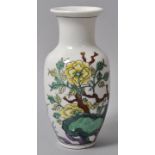 Kleine Vase, China, ca. 1960Porzellan, famille vert-Dekor (Umdruck / Malerei) Phönix, Päonienstaude.