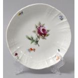 Schälchen/ Untertasse, Meissen, Mitte 18. Jh.Brandenstein-Reliefzierrat, bunte Blumenmalerei mit