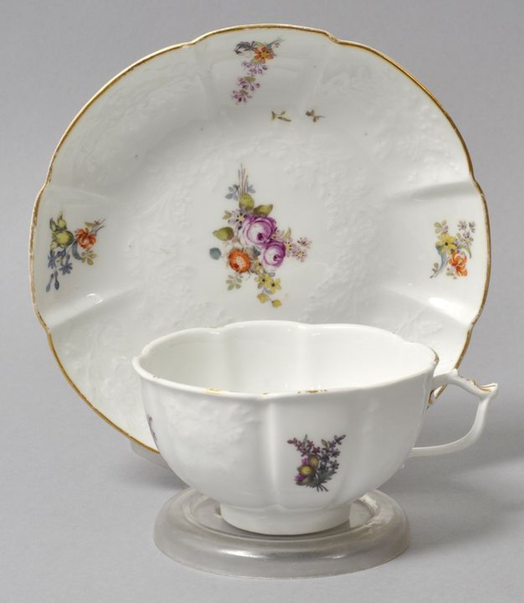 Tasse mit Untertasse, Meissen, um 1740Gotzkowsky-Reliefzierrat, kleine Holzschnit-Blumenbuketts,