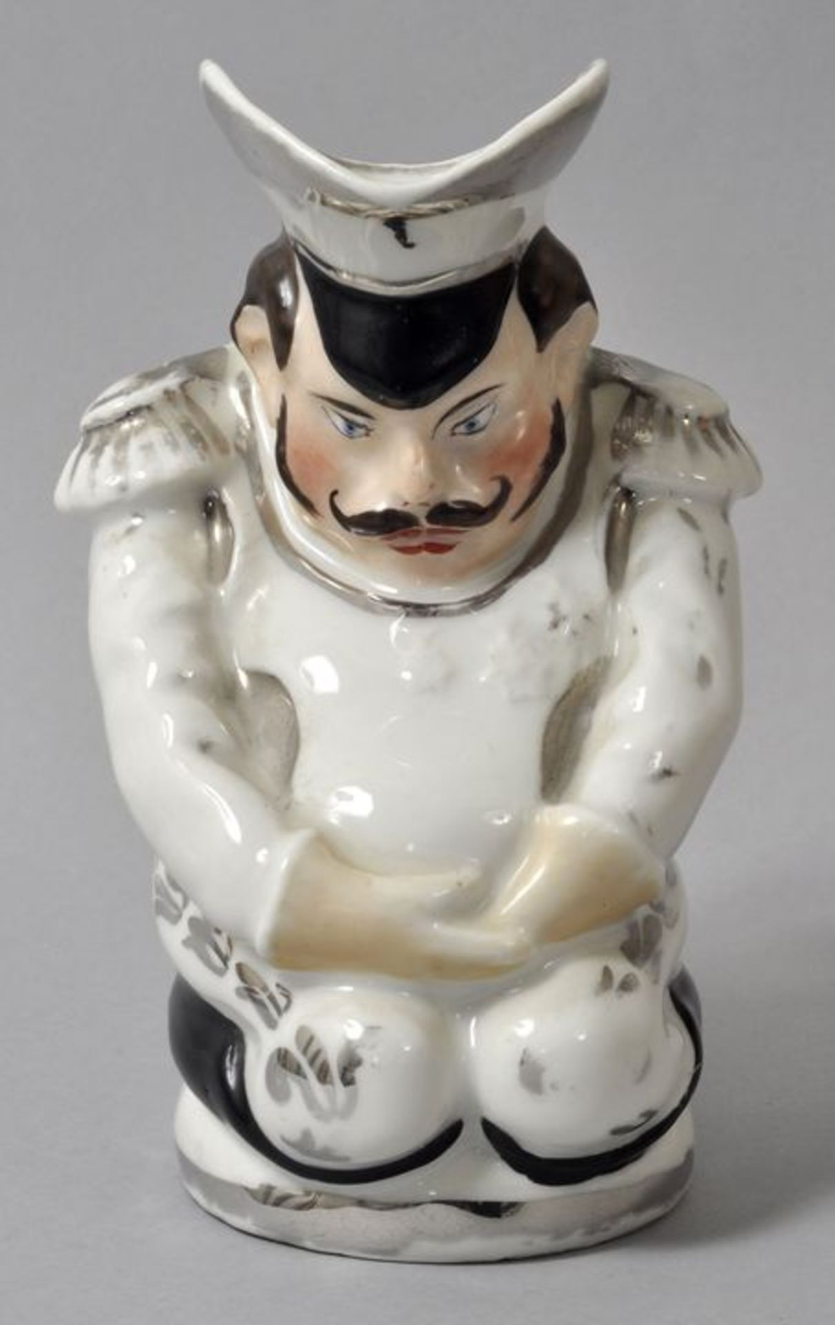 Figurenkrug/ Toby jug, England (?), 19. Jh.Porzellan, sparsam polychrom bemalt mit Silberhöhungen. - Image 2 of 3