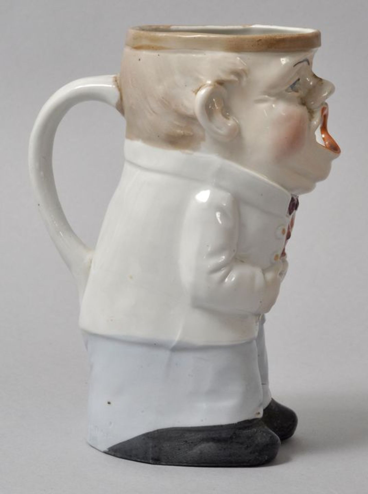 Kleiner Figurenkrug/ Toby jug, E. 19./ Anf. 20. Jh.Porzellan, polychrom bemalt. Singender oder - Image 2 of 2