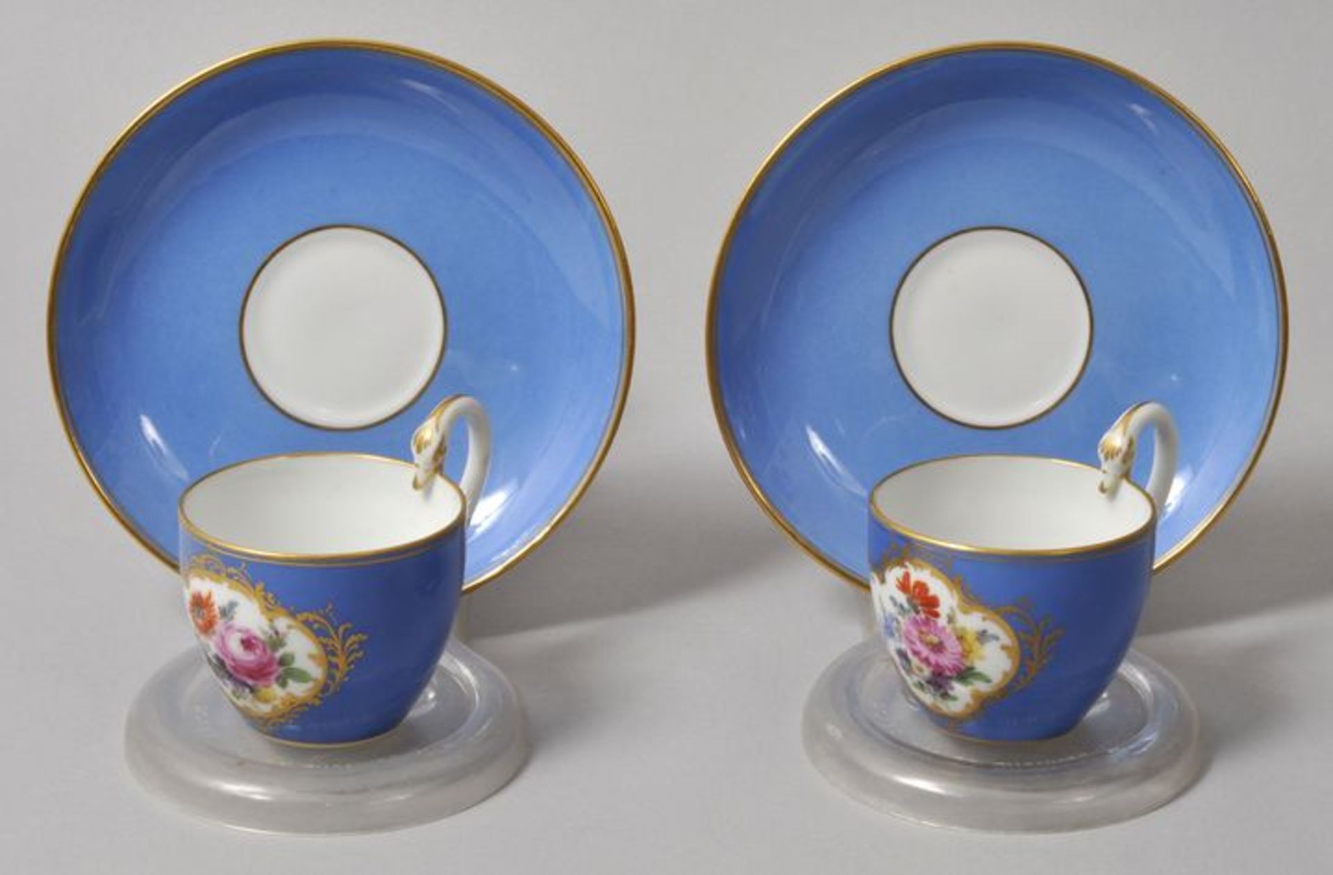 Paar Mokkatassen mit Untertassen, Meissen, 1924-33Schwanenhenkel-Form, blauer Fond, auf der