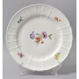 Speiseteller, Meissen, um 1770Reliefzierrat Neu Dulong, Blumenmalerei. Spiegel Kratzspuren.