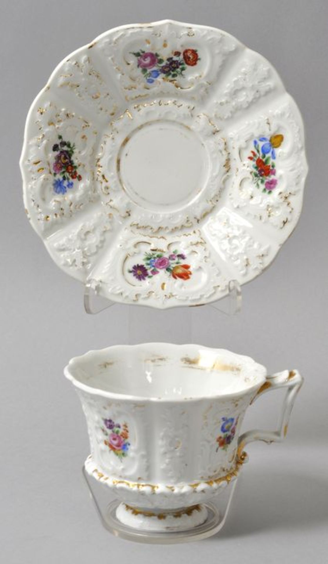 Tasse mit Untertasse, Meissen, um 1840Glockenform auf abgesetztem Fuß, geometrischer Henkel.