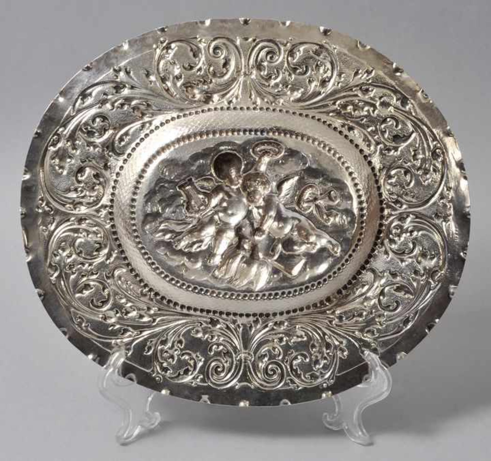 Schauplatte, Augsburg, fr. 18. Jh.Silber, getrieben, punziert. Ovale Form mit gewelltem Rand. Die - Image 2 of 2