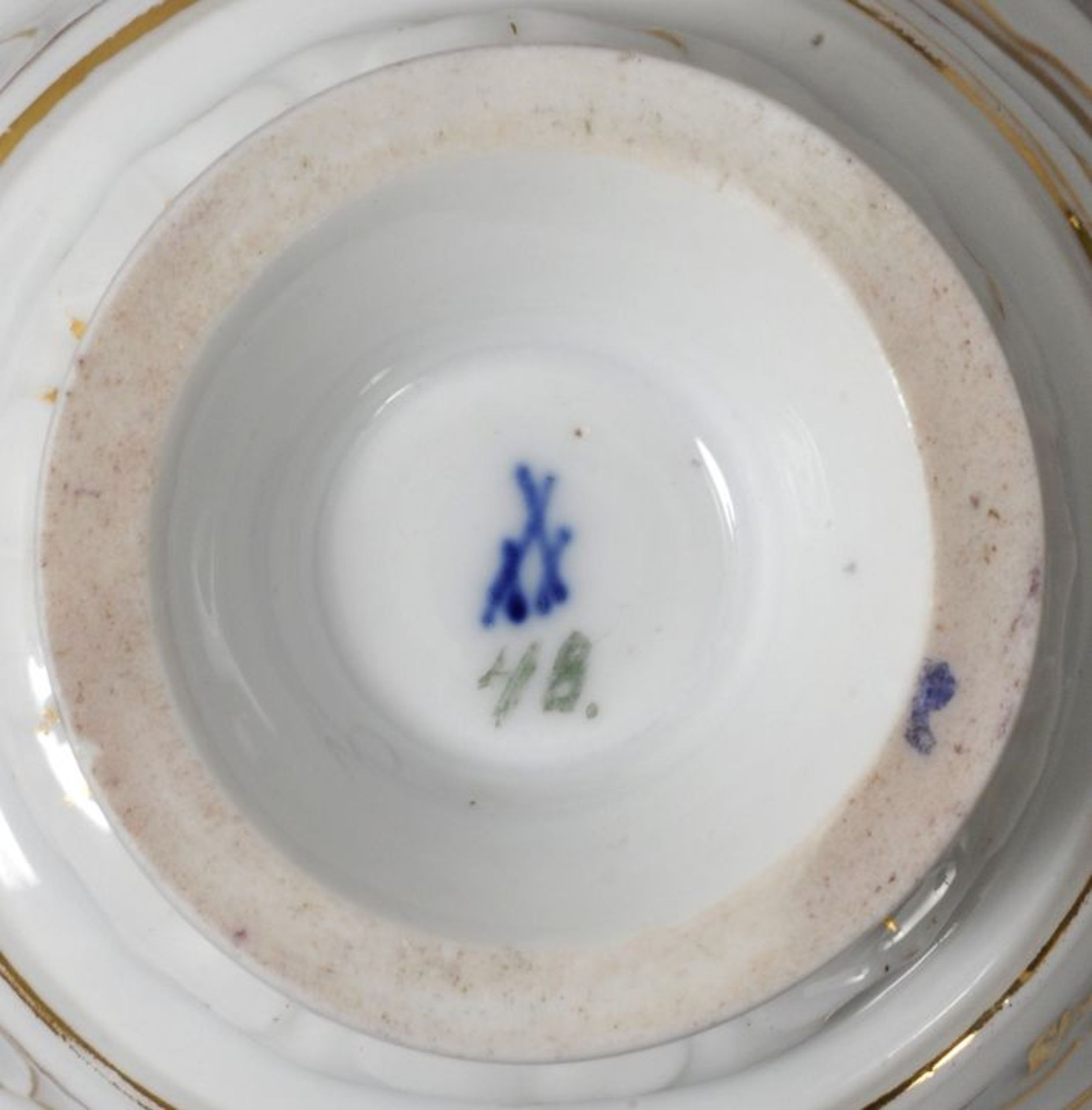 Tasse mit Untertasse, Meissen, um 1840Glockenform auf abgesetztem Fuß, Asthenkel, Reliefdekoration - Image 2 of 2