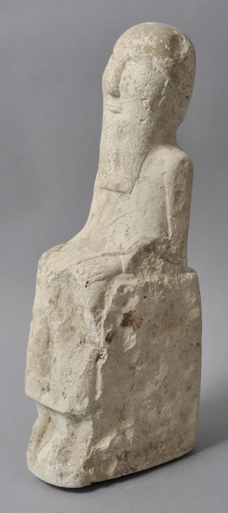 Männliche Sitzfigur, Vorderasien, archaische ZeitKalkstein, blockartig ausgeführt, an den Seiten - Image 2 of 4