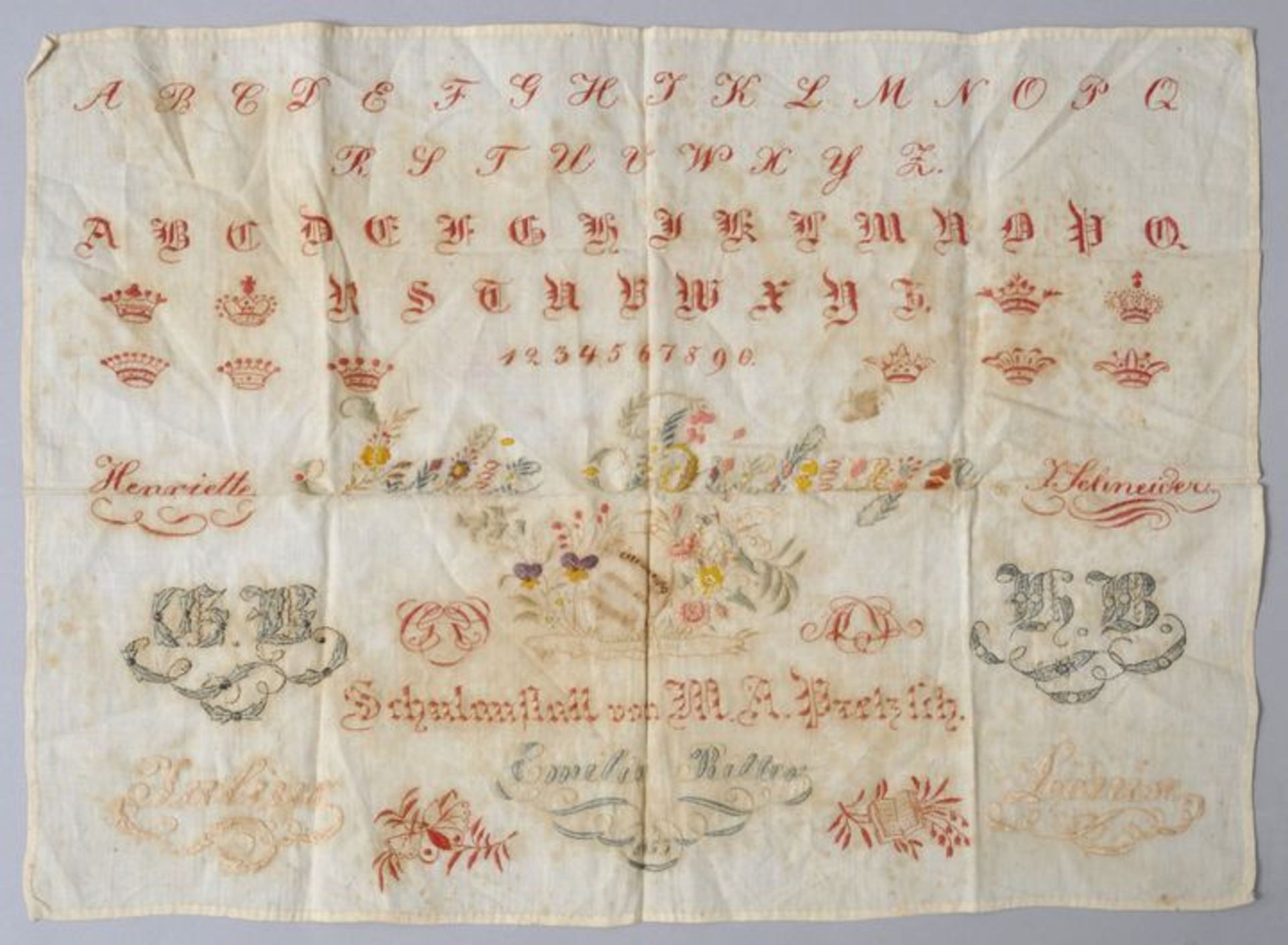 Stickmustertuch, Deutschland, dat. 1853Plattstich-Stickerei auf Baumwolle. Alphabet, Zahlen, Kronen,