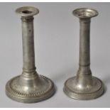 Zwei Zinn-Leuchter, 1. H. 19. Jh.Jeweils Säulenschaft auf Rundfuß mit Perlschnurdekor. Fuß