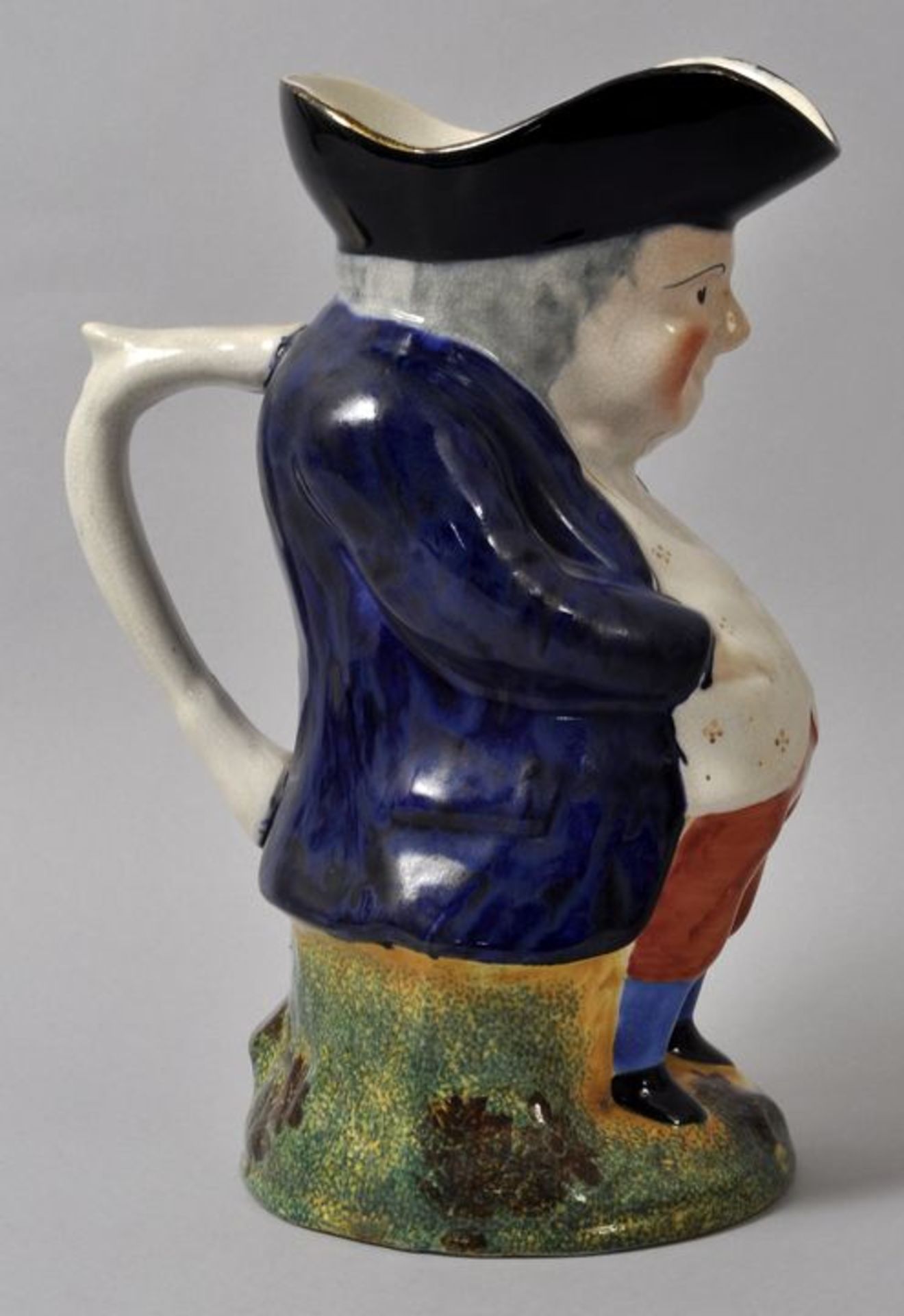 Figurenkrug/ Toby Jug, 19./ 20. Jh.Steingut, polychrom bemalt/ Schwammdruck, Goldrand. Figur eines - Image 2 of 2