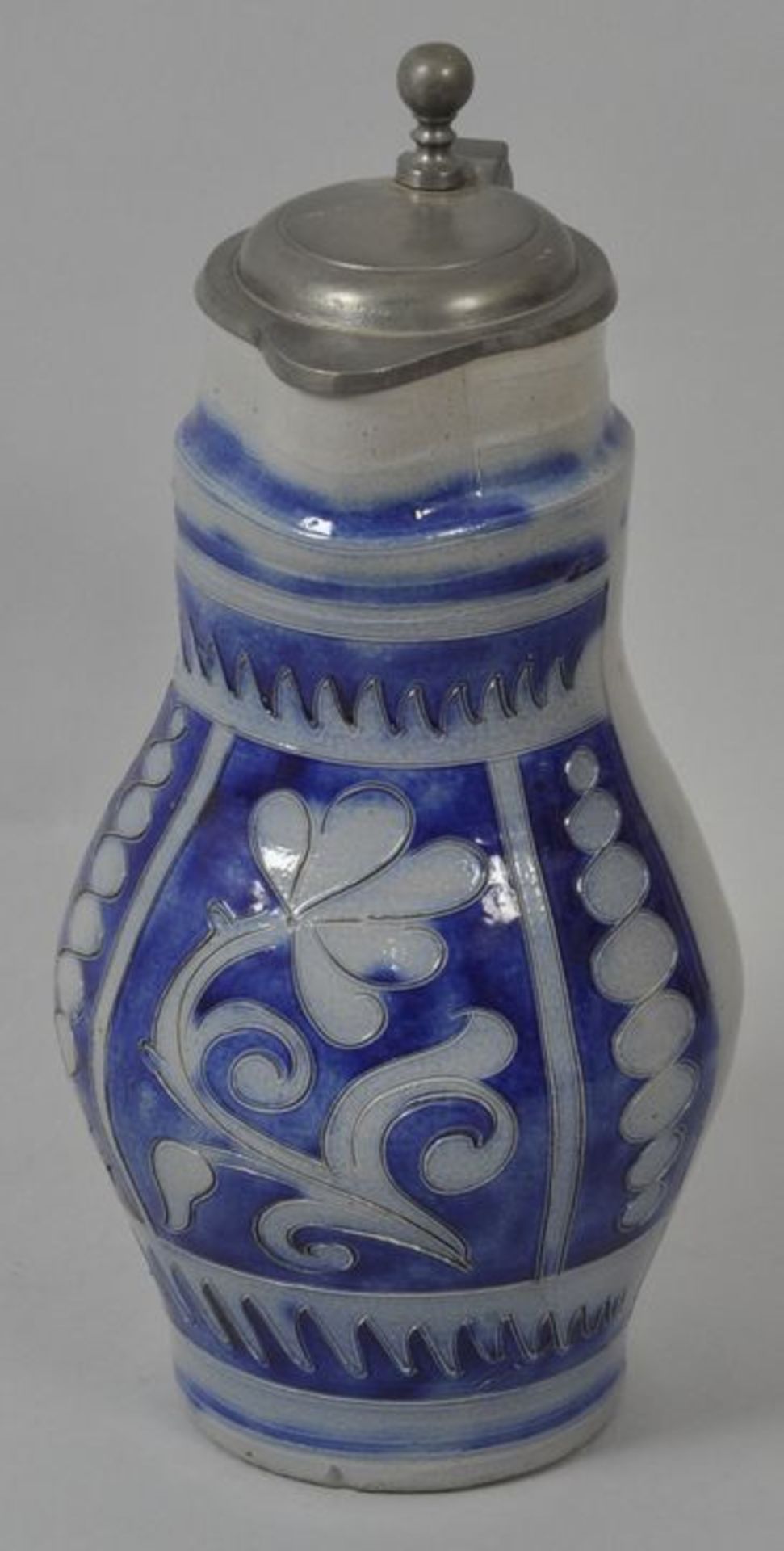 Schnauzenkanne, Westerwald, 19. JahrhundertGraues, salzglasiertes Steinzeug, kobaltblau bemalt,