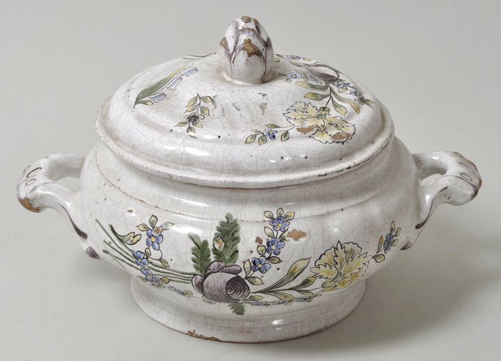 Kleine Terrine, Proskau, um 1770Fayence, polychrome Scharffeuerbemalung: Blumenbuketts. Gebauchte