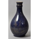 Puderblaue Flaschenvase, China, wohl Ende 18. Jh.Porzellan, auf puderblauem Fond teils beriebener