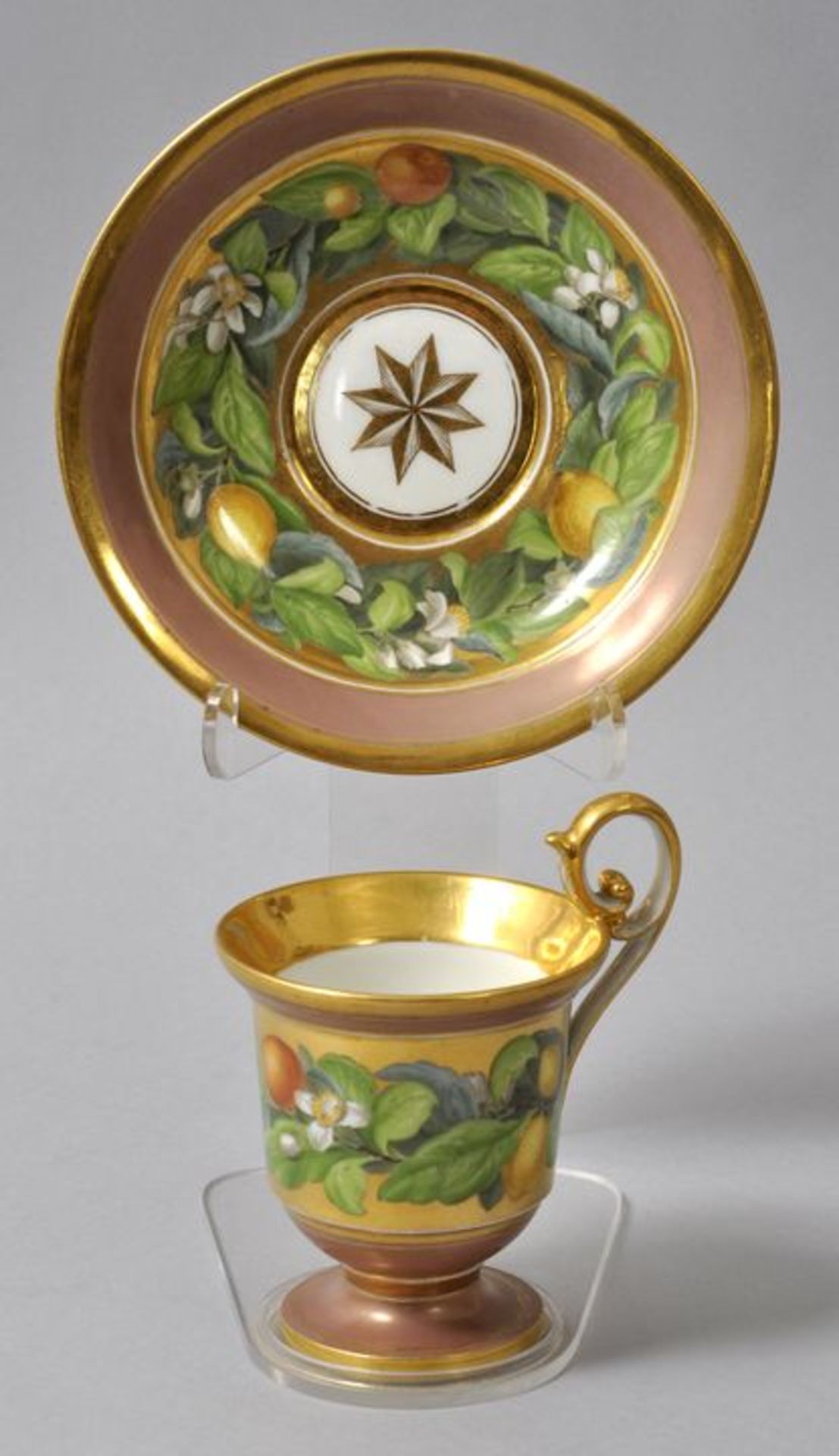 Tasse und Untertasse mit Orangen-und Zitronendekor, Meissen, um 1820Glockenform mit Volutenhenkel.