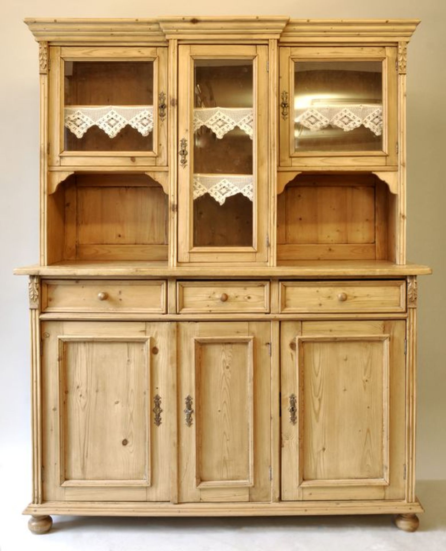 Großes Gründerzeit-Buffet, 2. H. 19. Jh.Weichholz, dreitüriger Unterschrank mit Einlegeboden, drei