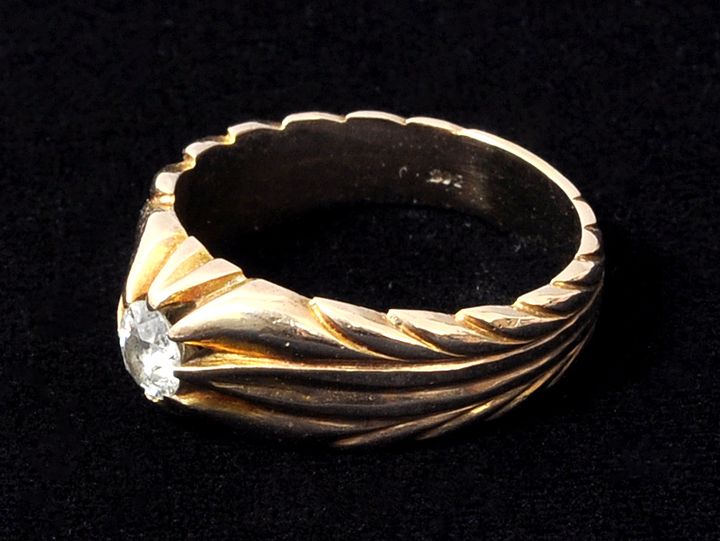 Ring mit Brillant-SolitärGold 585, Schiene blattwerkartig ziseliert, besetzt mit Brillant ( - Bild 2 aus 2