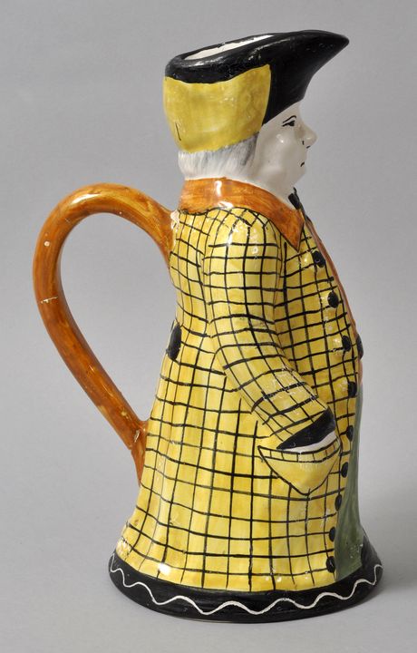 Figurenkrug/ Toby jug, 19./ 20. Jh.Fayence, polychrom bemalt. Figur eines griesgrämigen Mannes im - Bild 2 aus 2