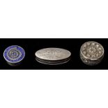 Drei Döschen, 20. Jh.a) Silber 925, rund, Scharnierdeckel mit hübscher Einlegearbeit in Form eines