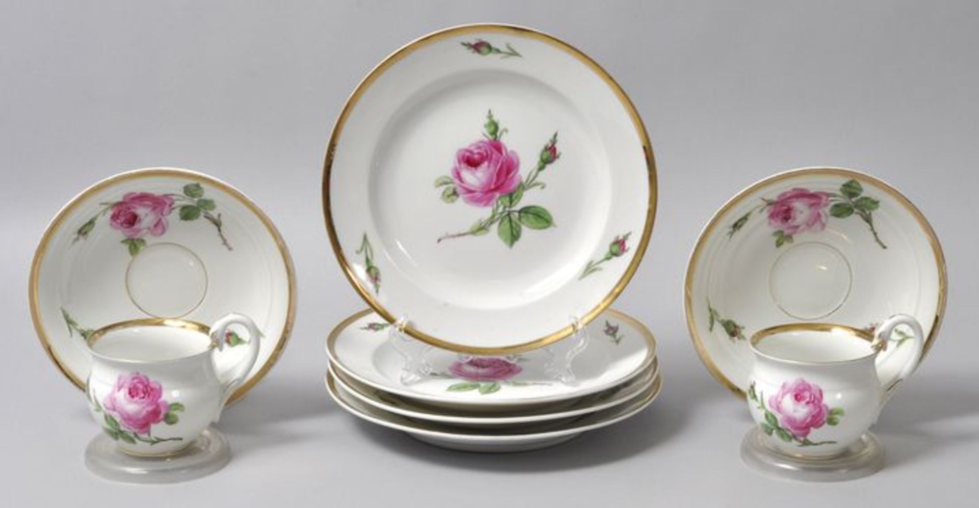 2 Gedecke und 2 Teller, Meissen, 2. H. 19. Jh.8 Teile. Schwanenhenkel-Form, Dekor Rote Rose mit