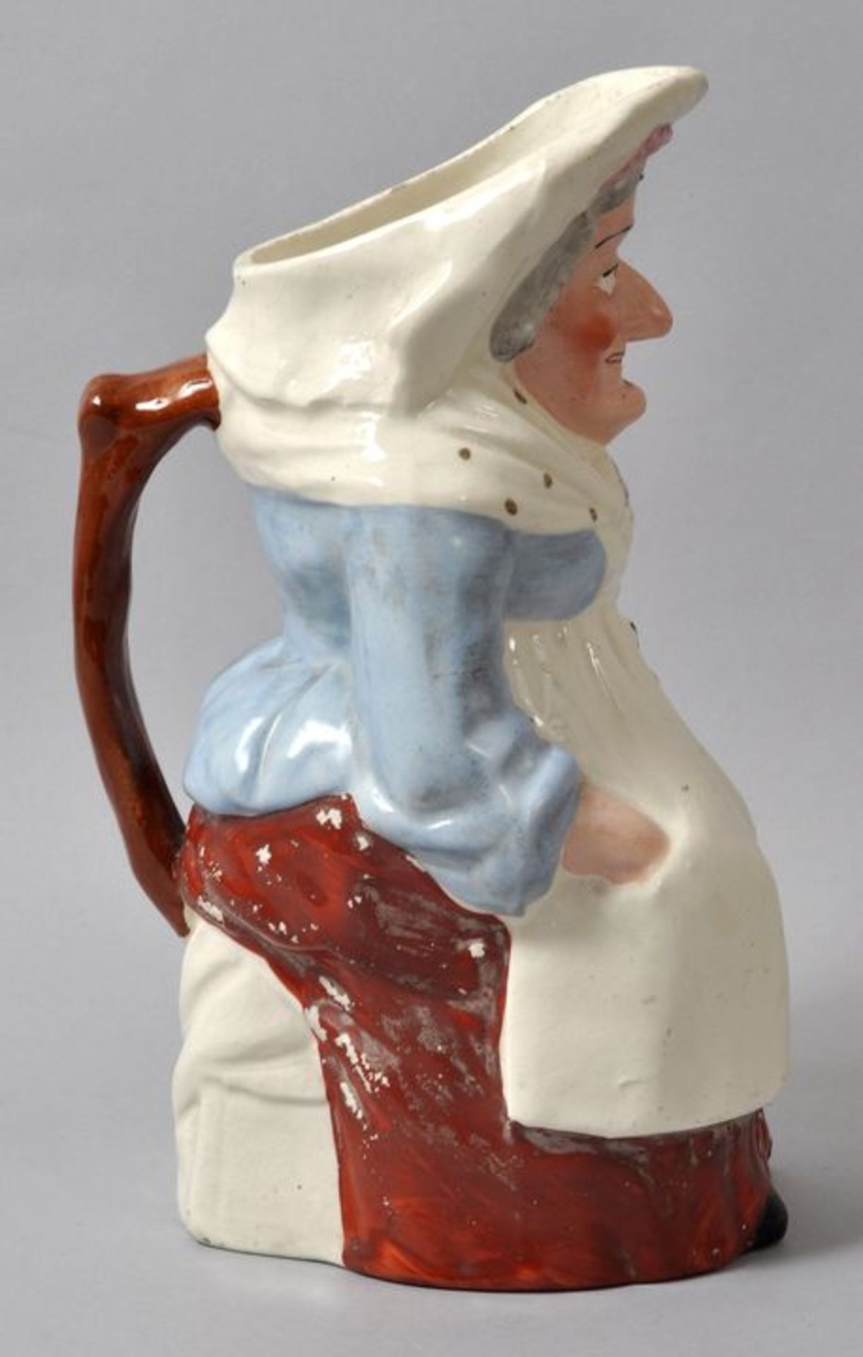 Figurenkrug/ Toby jug Judy, Staffordshire, 19. Jh.Steingut, polychrom bemalt, sparsame Goldhöhungen. - Image 2 of 2