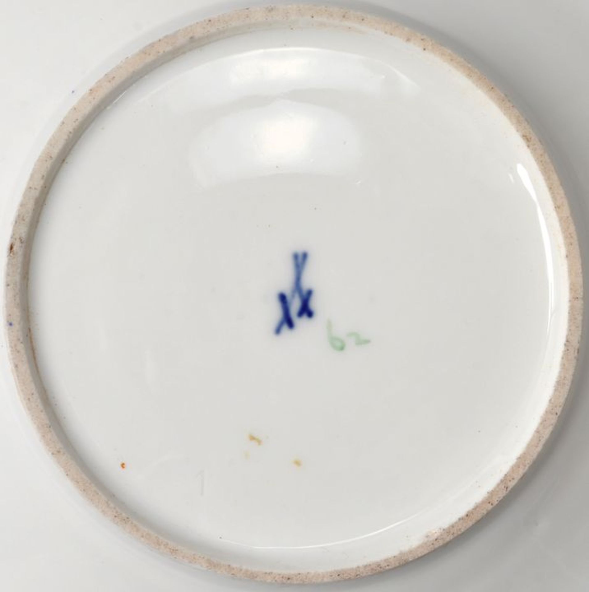 Tasse mit Untertasse, Meissen, um 1840Glockenform auf abgesetztem Fuß, Tassenwand sechsseitig - Image 2 of 2