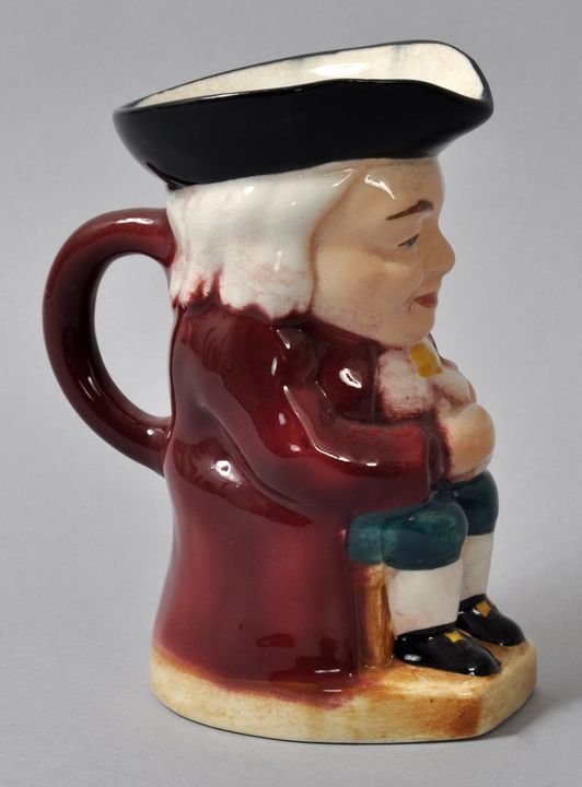 Kleiner Figurenkrug/ Toby jug, Staffordshire (?), 20. Jh.Steingut, polychrome Bemalung. Sitzender - Bild 2 aus 2