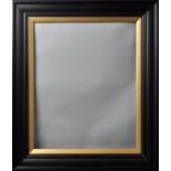 Rahmen, 13 cm-Holzleiste, schwarz gefasst, innen goldbronzierte Leiste.Falzmaß 82 x 66 cm