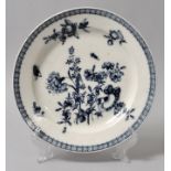 Teller, Meissen, um 1760Porzellan, unterglasurblaues Dekor Blaue deutsche Blume mit Insekten.