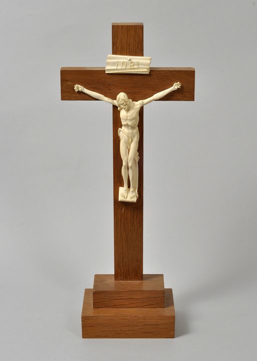 Kruzifix/ Altarkreuz, 20. Jh.Eichenholzkreuz auf getrepptem Sockel, Schnitzfigur Elfenbein,