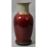 Vase, China, 18. Jh.Porzellan, von der Schulter abwärts kupferrote Ochsenblutglasur. An Hals