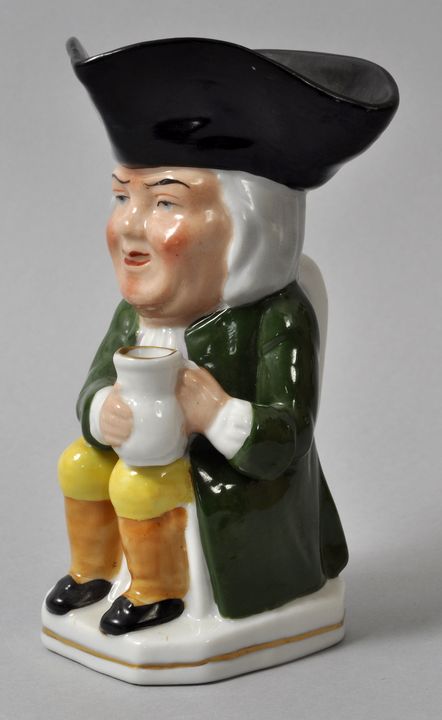 Kleiner Figurenkrug/ Toby jug, Sitzendorf/ Thüringen, E. 19./ Anf. 20. Jh.Porzellan, polychrom