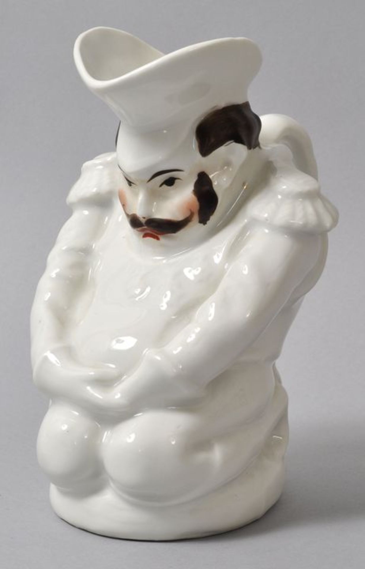 Figurenkrug/ Toby jug, England (?), 19. Jh.Porzellan, sparsame Bemalung Haar und Gesicht. Figur