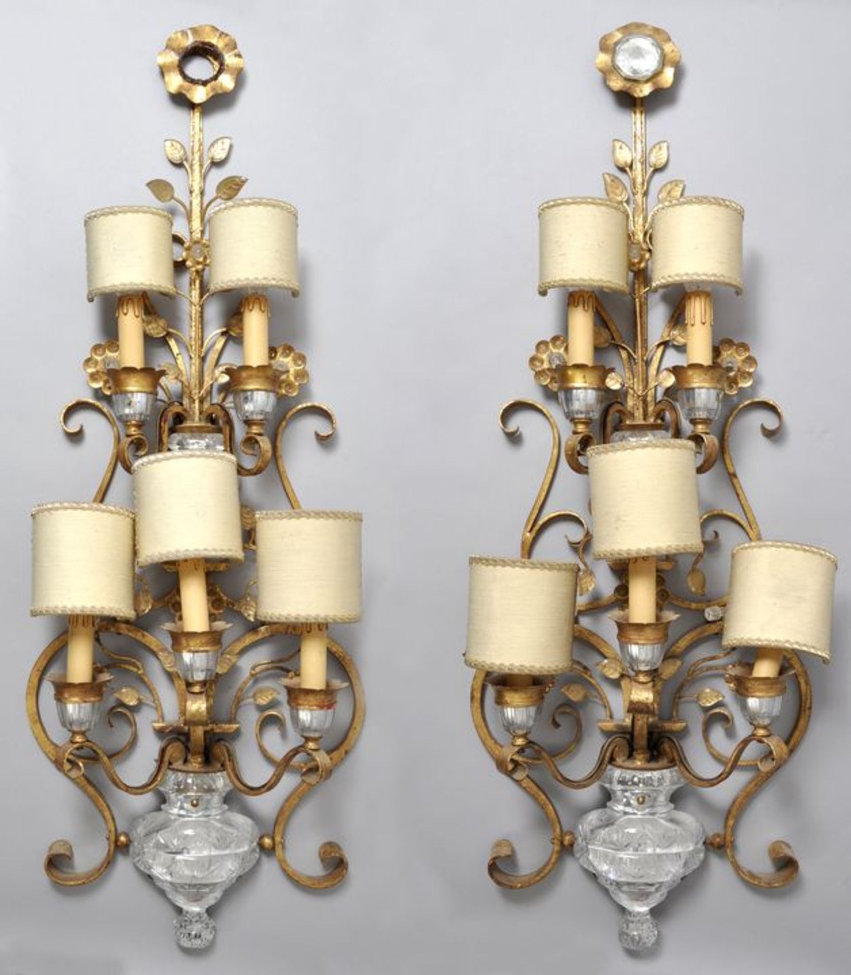 Paar elektrische Wandlampen, Italien, Stil Louis XVEisen, blattgoldvergoldet, Bleikristall. Fünf