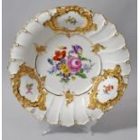 Prunkschale, Meissen, 1972Muschelrand, gerippter Bord mit drei Rocailleschilden, reiche Goldbronze-