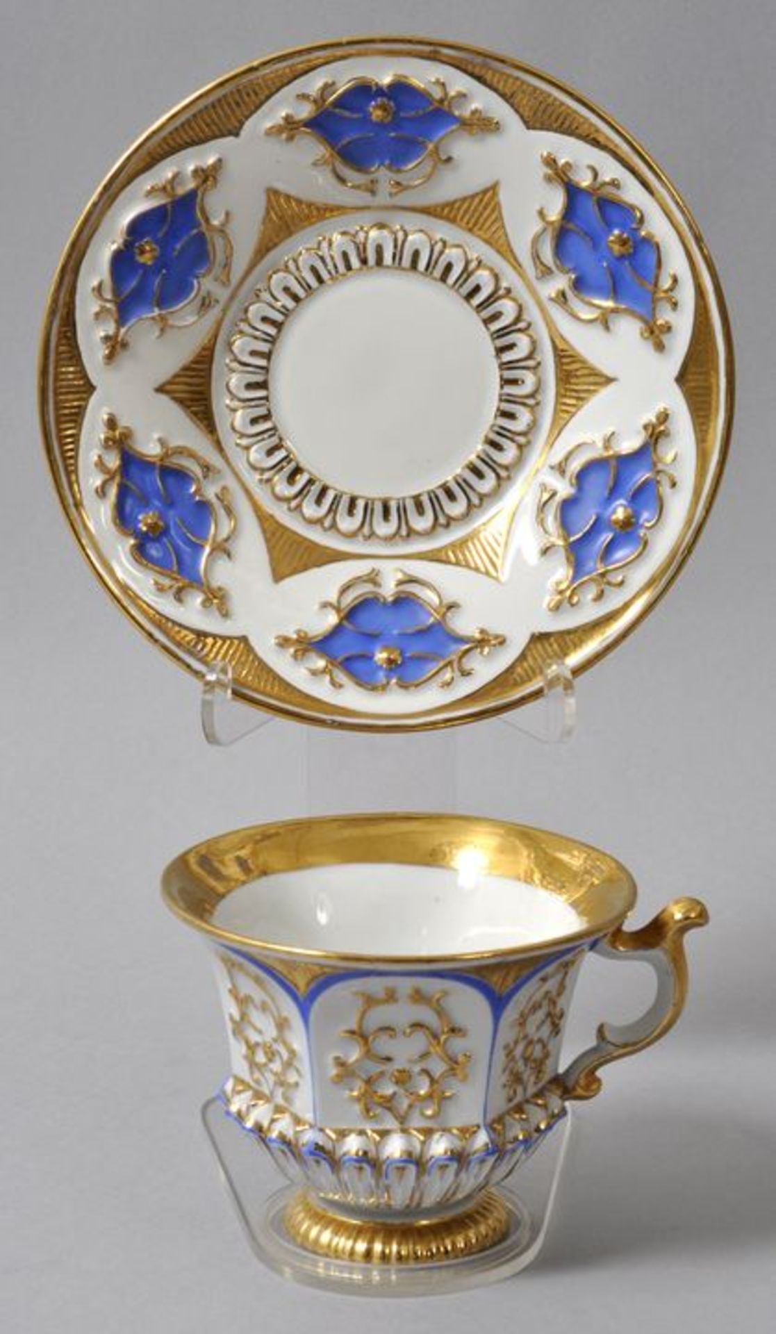 Tasse mit Untertasse, Meissen, um 1840Glockenform auf abgesetztem Fuß, Tassenwand sechsseitig