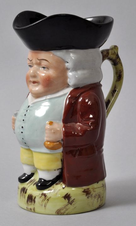 Figurenkrug, Toby jug, Sitzendorf/ Thüringen, E. 19./ Anf. 20. Jh.Porzellan, polychrom bemalt, ein