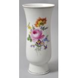 Vase, Meissen, ca. 1963Porzellan, schlanke Form auf hohem Standring, buntes Blumenbukett, graue
