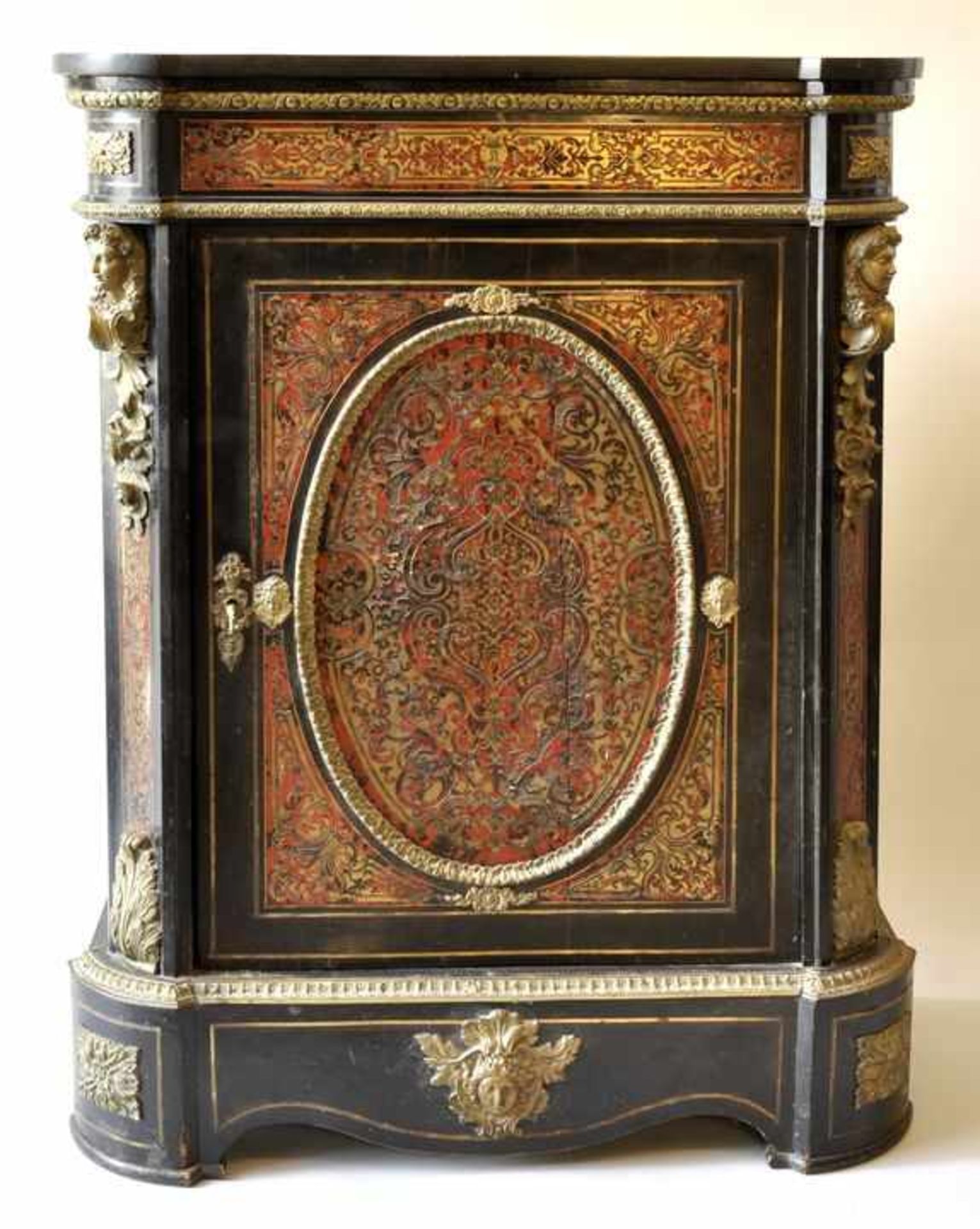 Halbschrank, Frankreich, Stil Ch. Boulle, 2. H. 19. Jh.Laubholz, schwarz lackiert, Front und